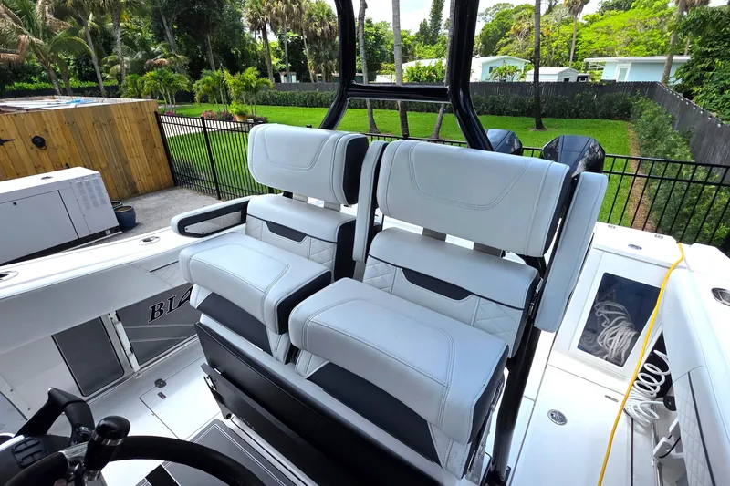 Slide: The Image of Vista interna del Blackfin 272 CC 2021 con sedili lussuosi. - 7