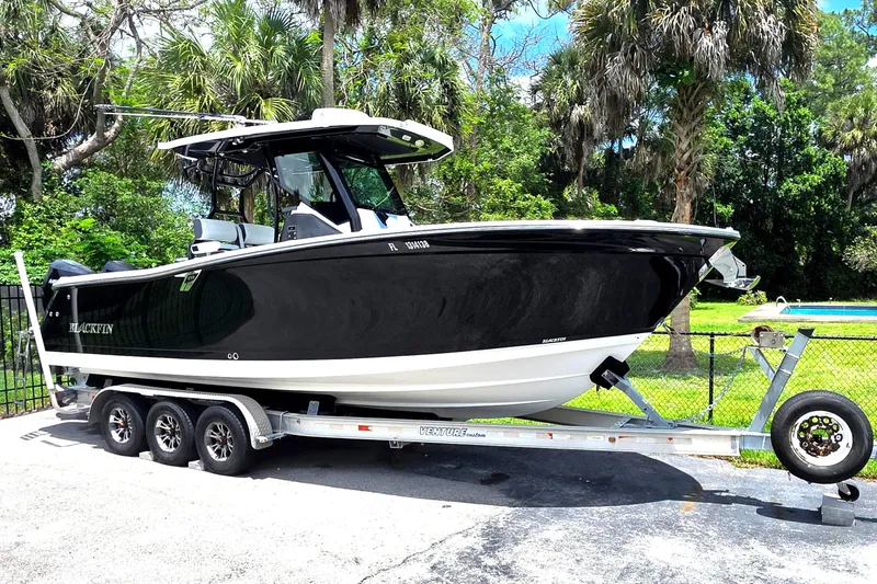 Slide: The Image of Bateau Blackfin 272 CC 2021 garé sur remorque en extérieur. - 4