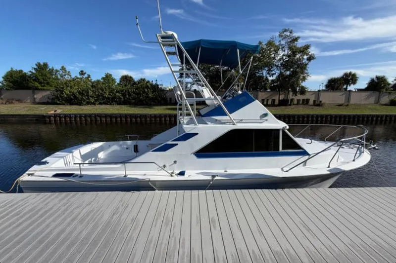Slide: The Image of 1973 Chris-Craft 31 Commander boot aangemeerd, blauwe lucht. - 1