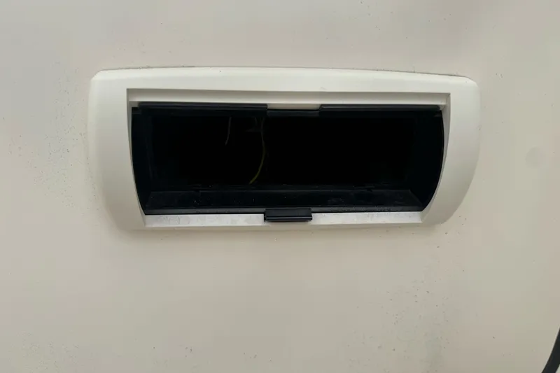 Slide: The Image of Boat compartment on a 2003 Trophy 1802 Walkaround. - 31