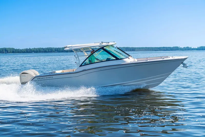 Slide: The Image of Grady-White Freedom 325 Boot 2026 auf ruhigem Wasser. - 1