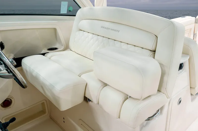 Slide: The Image of Siège luxueux dans le bateau Grady-White Freedom 325, année 2026. - 6