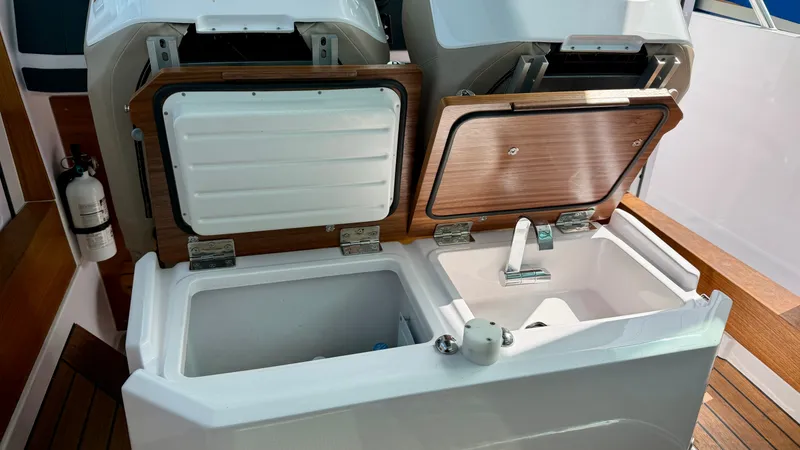 Slide: The Image of Axopar 28 Cabin 2023 - 40
