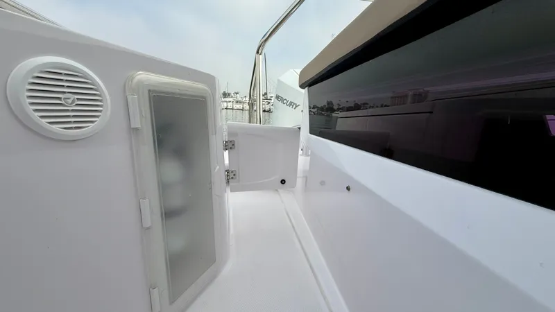 Slide: The Image of Axopar 28 Cabin 2023 - 15