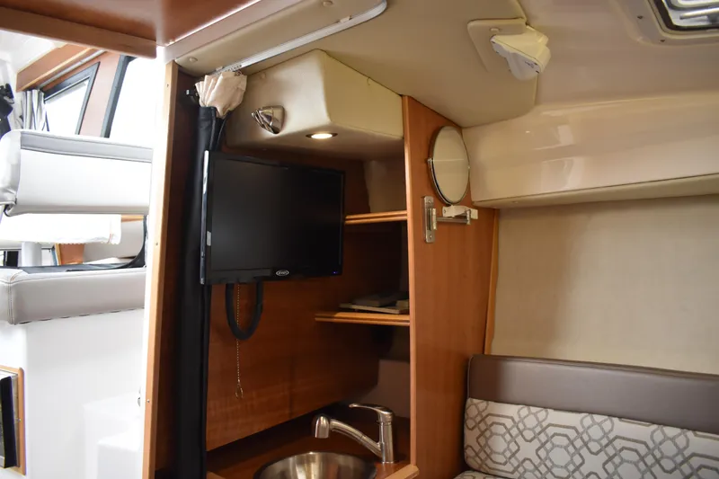 Slide: The Image of Interni del Cutwater C-248 Coupe 2022 con TV e lavandino. - 20