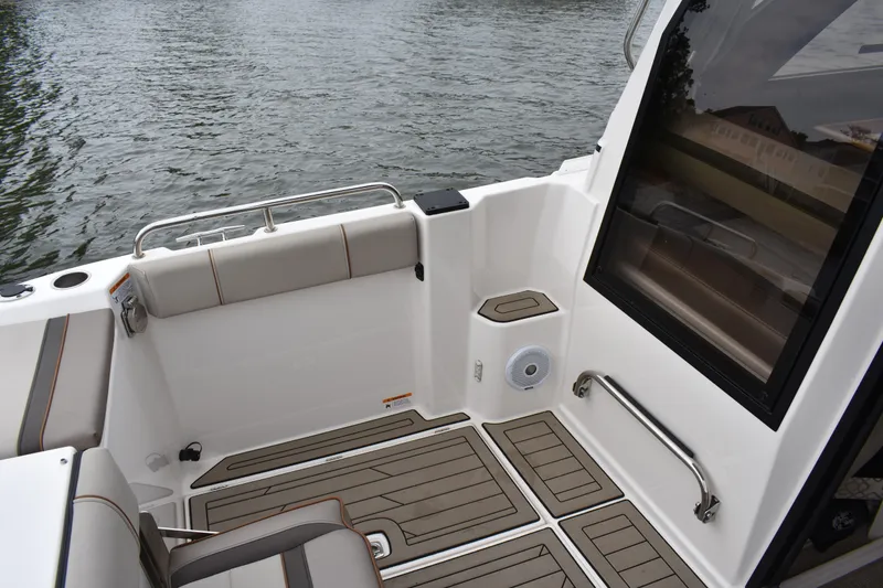 Slide: The Image of Interieur van de 2022 Cutwater C-248 Coupe met strak ontwerp. - 23