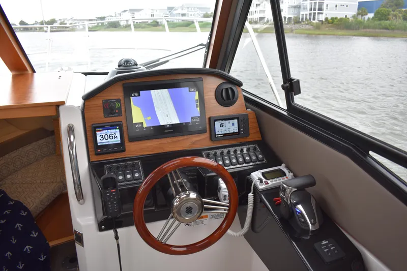 Slide: The Image of Innenansicht des 2022 Cutwater C-248 Coupe Cockpits mit Navigationssystem. - 11