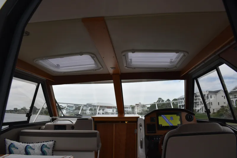 Slide: The Image of Innenraum der Cutwater C-248 Coupe 2022 mit Blick auf das Cockpit. - 15