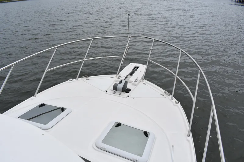 Slide: The Image of Proue du Cutwater C-248 Coupe 2022 sur eau calme. - 6