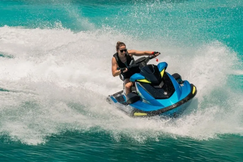 Slide: The Image of Eine Person fährt einen blauen Yamaha WaveRunner VX Limited HO auf türkisfarbenem Wasser. - 6