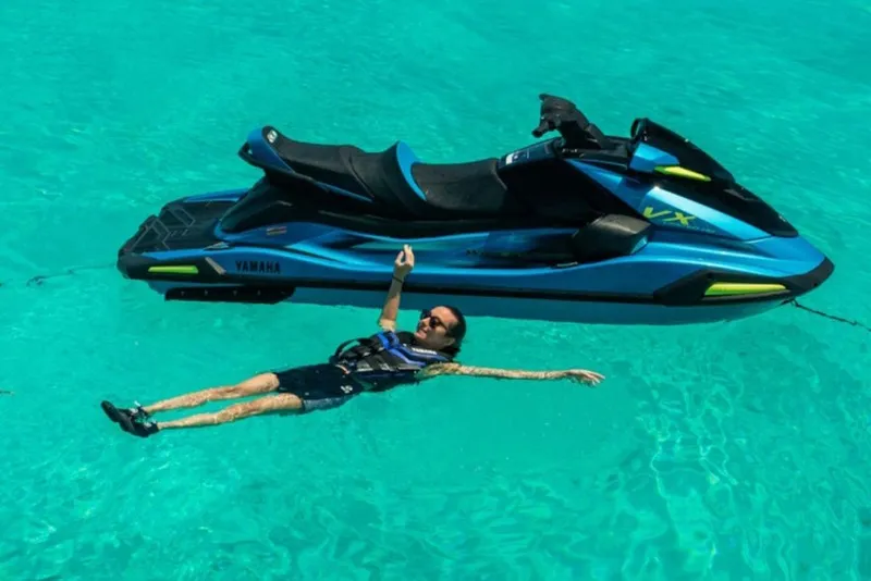 Slide: The Image of Ein Mann schwimmt neben einem blauen Yamaha WaveRunner VX Limited HO im klaren Wasser. - 4