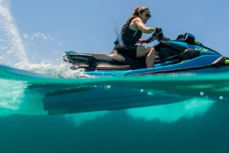 Slide: The Image of Eine Person fährt einen blauen Yamaha WaveRunner VX Limited HO auf dem Wasser. - 2