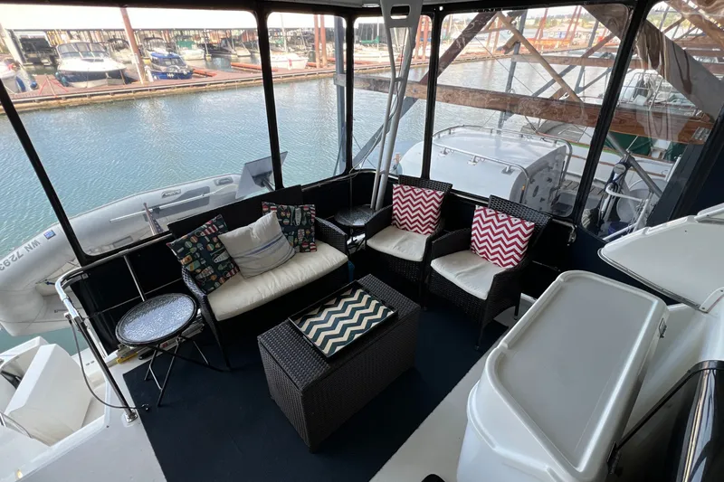 Slide: The Image of Bayliner 4087 Aft Cabin Motoryacht 2000 with cozy seating and waterfront view. - 32