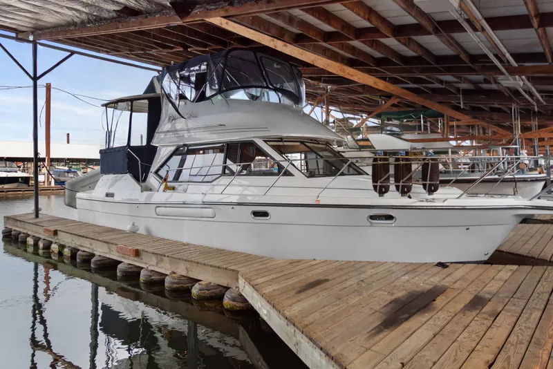 The Image of 2000 Bayliner 4087 Aft Cabin Motoryacht docked in a covered marina. - 0