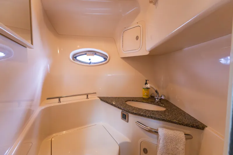 Slide: The Image of Sea Ray 420 Sundancer 2005 - 37