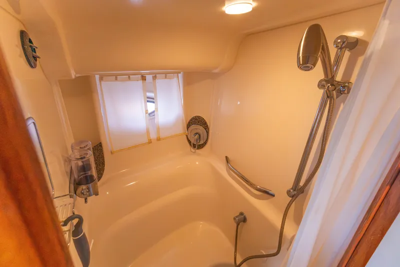 Slide: The Image of Sea Ray 420 Sundancer 2005 - 33