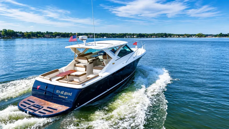 Slide: The Image of 2015 Tiara 31 Coronet - Running - 75
