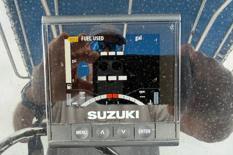 Slide: The Image of Suzuki display showing fuel usage on 2000 Hydra-Sports Vector 2796 CC boat. - 15