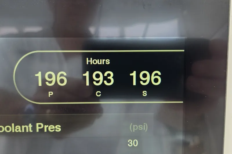 Slide: The Image of Display showing engine hours for Invincible 39 Open Fisherman, 2018 model. - 25