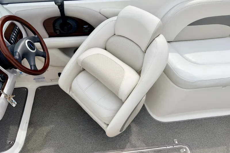 Slide: The Image of Captain's seat and steering wheel of 2006 Chaparral Sunesta 216 boat interior. - 47