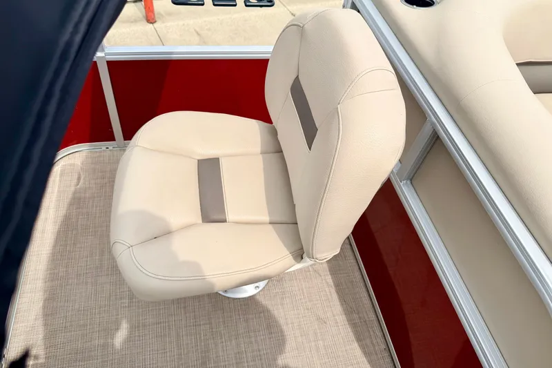 Slide: The Image of Beige seat on 2022 Sun Tracker Bass Buggy 18 DLX pontoon boat. - 30