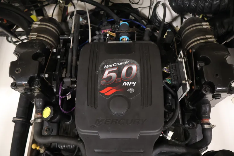 Slide: The Image of MerCruiser 5.0 MPI engine in 2008 Maxum 1900 SR3 boat. - 33