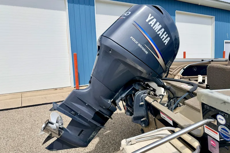 Slide: The Image of 2008 G3 Angler V185 FS boat with Yamaha four-stroke outboard motor. - 14