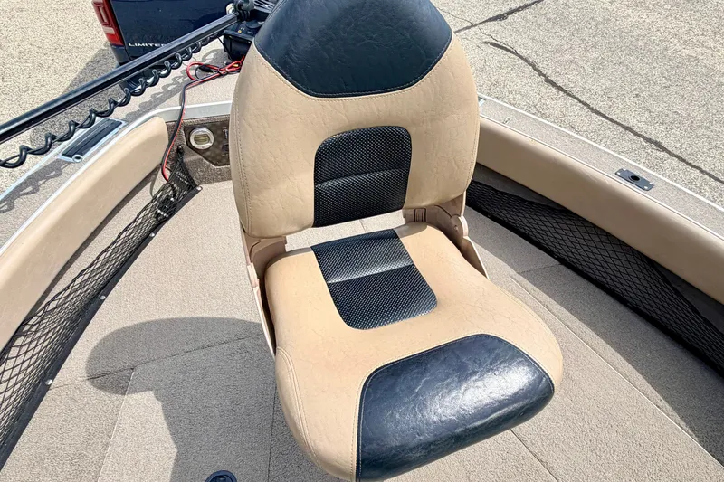 Slide: The Image of 2008 G3 Angler V185 FS boat seat with beige and black upholstery. - 58