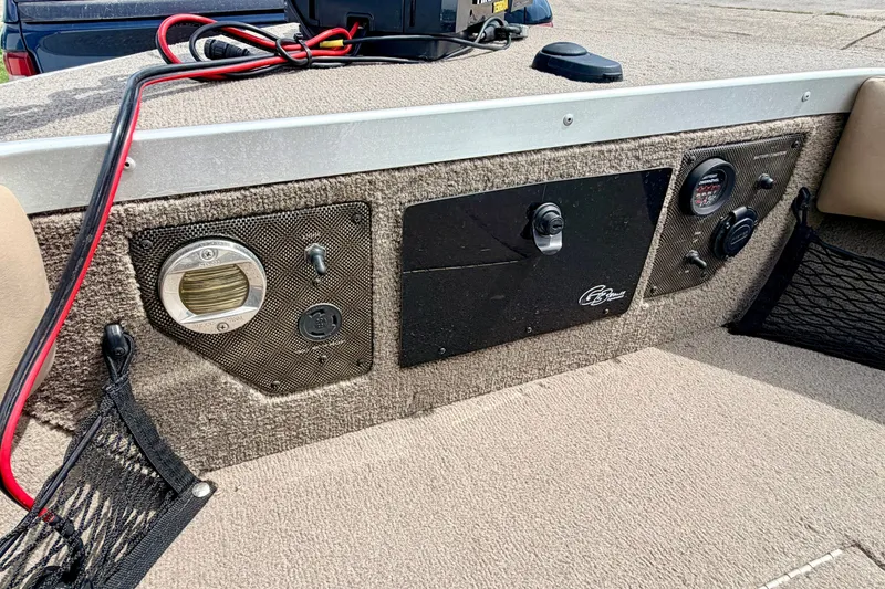Slide: The Image of 2008 G3 Angler V185 FS boat interior with control panel and wiring. - 62