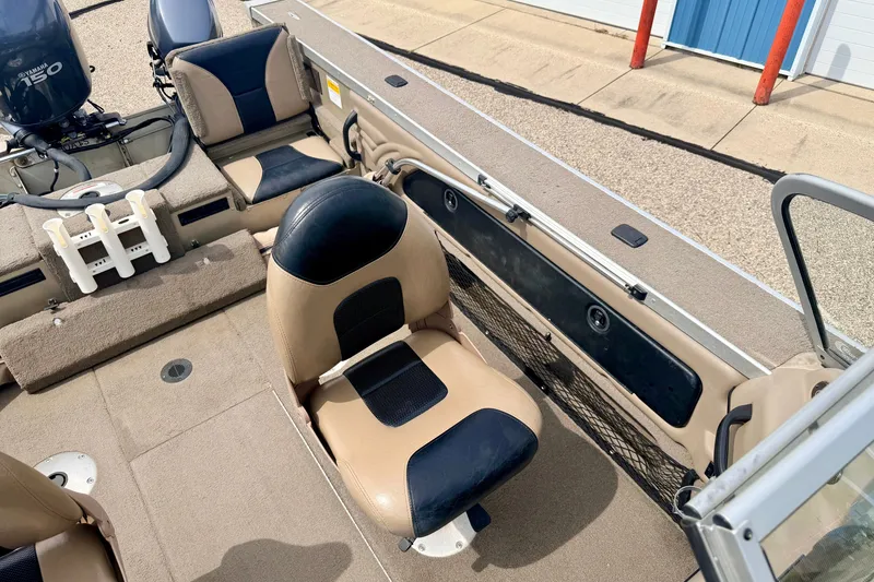 Slide: The Image of 2008 G3 Angler V185 FS boat interior with seating and Yamaha motor. - 69