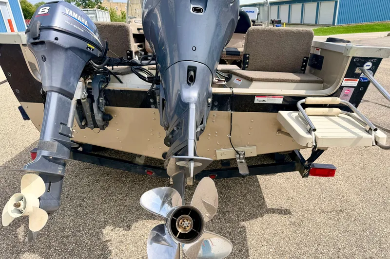 Slide: The Image of 2008 G3 Angler V185 FS boat with dual Yamaha outboard motors. - 17