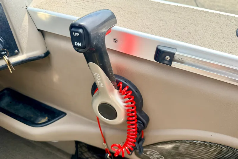 Slide: The Image of Throttle control lever on a 2008 G3 Angler V185 FS boat interior. - 43