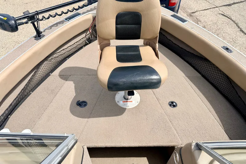 Slide: The Image of 2008 G3 Angler V185 FS boat interior with swivel seat and carpeted deck. - 51