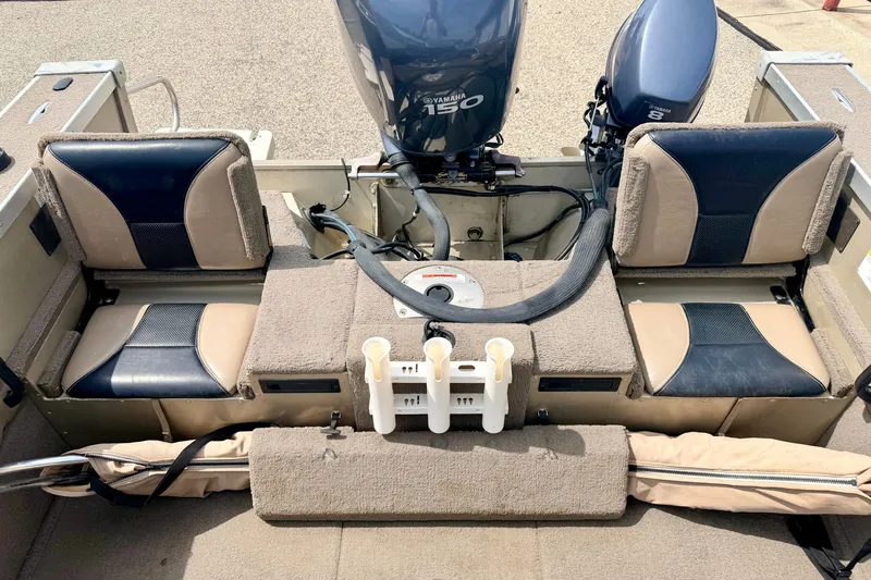 Slide: The Image of 2008 G3 Angler V185 FS boat interior with Yamaha outboard motor and cushioned seating. - 25