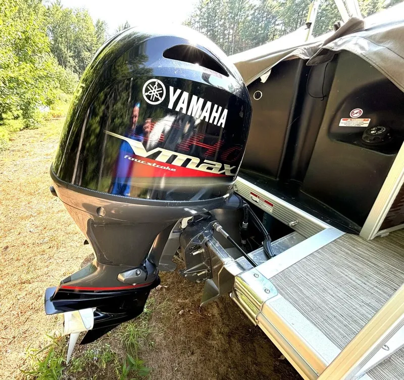 Slide: The Image of A Yamaha Vmax outboard motor on a Bennington 21 SXSAPG boat, surrounded by trees. - 31