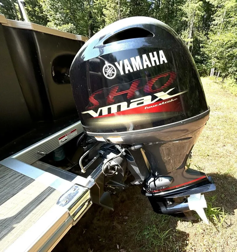 Slide: The Image of A Yamaha VMAX outboard motor is mounted on a Bennington 21 SXSAPG boat, surrounded by trees. - 28
