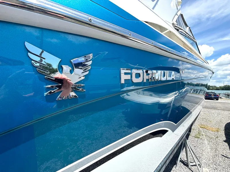 Slide: The Image of A blue 2006 Formula 400 Super Sport with a shiny logo on the hull. - 10