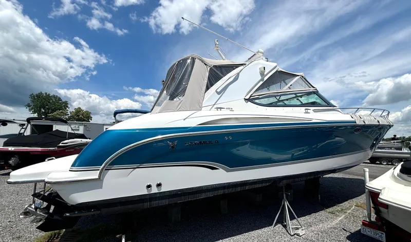 Slide: The Image of A 2006 Formula 400 Super Sport with a blue and white hull is on a dry dock. - 5