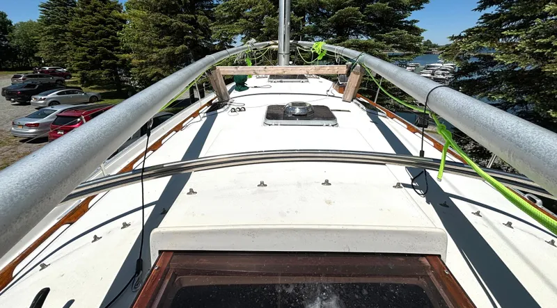 Slide: The Image of The image shows the deck of a 1985 Nonsuch 30 Ultra with clean lines and green ropes. - 23