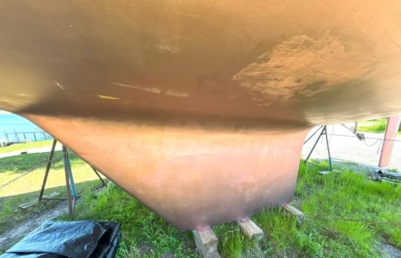 Slide: The Image of Underside of a 1985 Nonsuch 30 Ultra on a stand. - 12