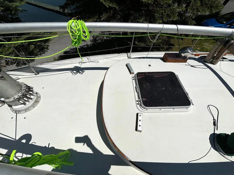 Slide: The Image of The deck of a 1985 Nonsuch 30 Ultra with green ropes and a hatch. - 28
