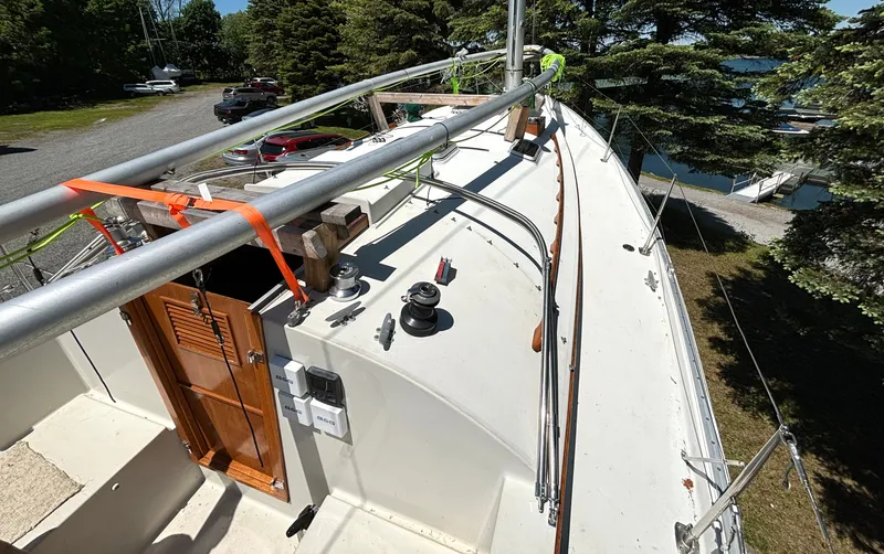 Slide: The Image of The image shows the deck of a 1985 Nonsuch 30 Ultra with clear rigging details. - 21