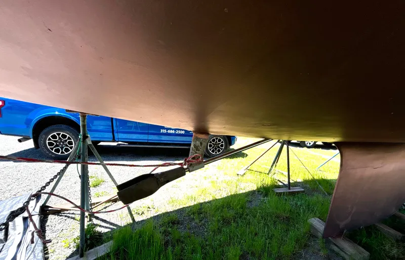 Slide: The Image of A 1985 Nonsuch 30 Ultra is on stands. A blue truck is visible in the background. - 10