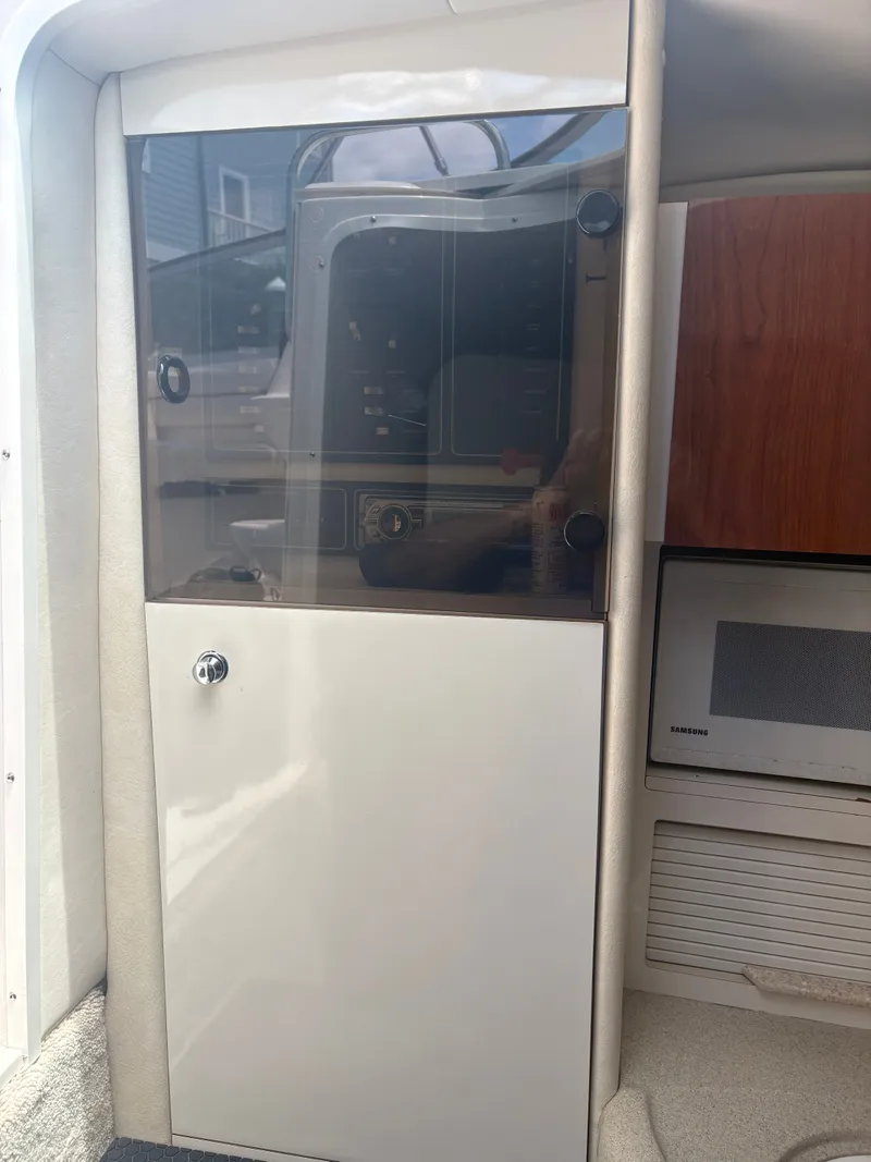 Slide: The Image of The 2000 Monterey 322 Cruiser cabin features a door with a glass panel and a microwave compartment. - 21
