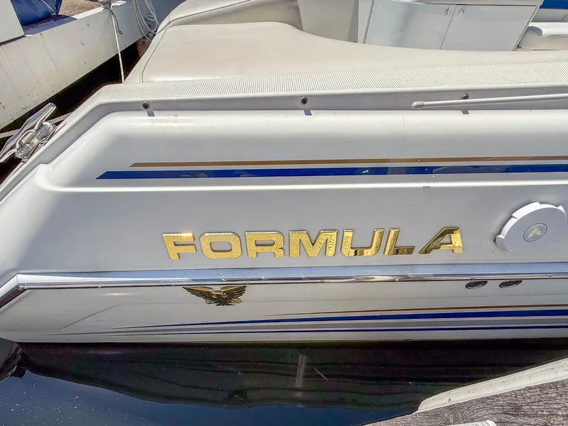 Slide: The Image of The 2001 Formula 280 Sun Sport displays its name in gold letters on the hull. - 6