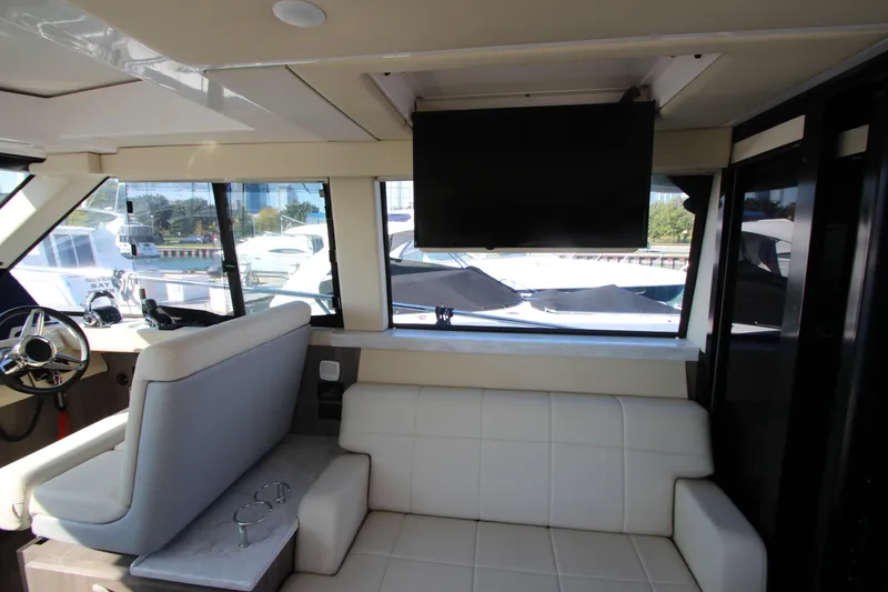 Slide: The Image of Innenraum der Regal 38 Grande Coupe 2021 mit weißem Sofa und großem Fenster. - 27