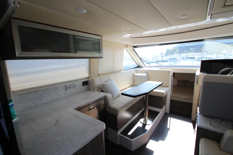Slide: The Image of Innenraum der Regal 38 Grande Coupe 2021 mit moderner Küche und Essbereich. - 38
