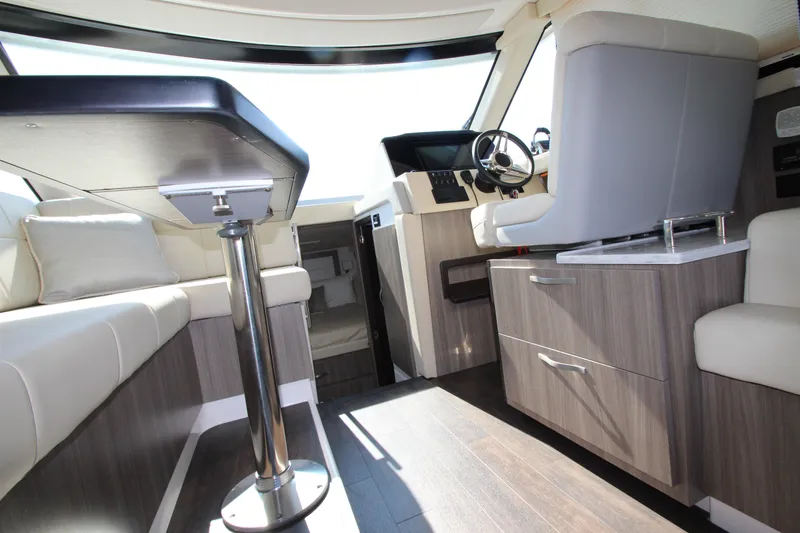Slide: The Image of Innenraum einer Regal 38 Grande Coupe 2021 mit modernem Design und komfortablen Sitzgelegenheiten. - 41