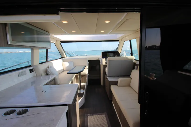 Slide: The Image of Innenansicht einer modernen Yacht mit eleganter Küche und Sitzbereich, umgeben von großen Fenstern. - 13