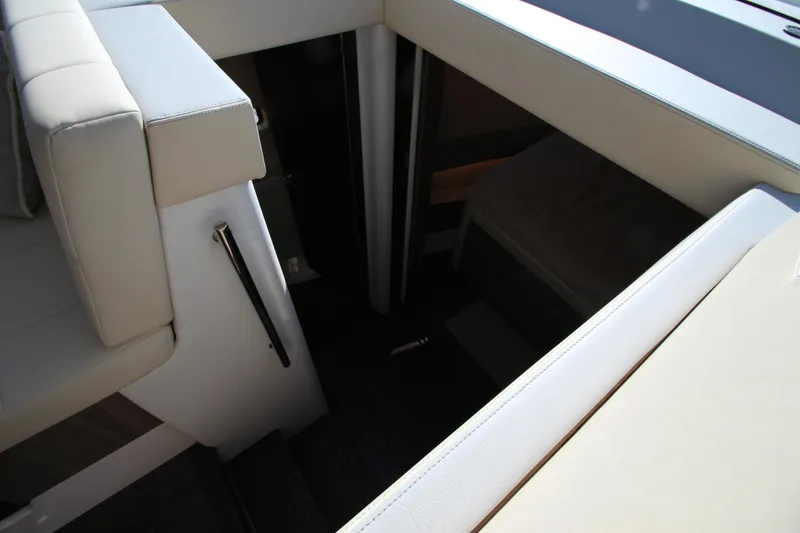 Slide: The Image of Innenansicht einer Regal 38 Grande Coupe von 2021 mit Treppe und Sitzbereich. - 36